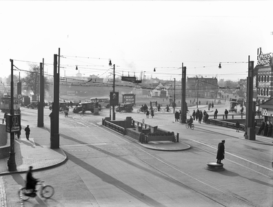 40664 Gezicht op de Catharijnebrug over de Stadsbuitengracht te Utrecht; op de achtergrond het Leidseveer.